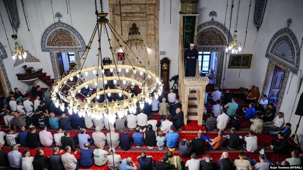 Besimtarët duke e falur namazin e Kurban Bajramit brenda Xhamisë së Madhe në Prishtinë, 16 qershor 2024.