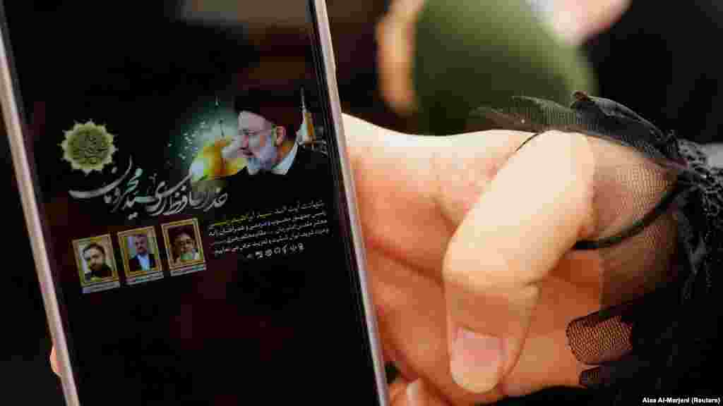Иранская шиитская паломница в священном городе Наджаф в Ираке показывает на экране смартфона новость о гибели Раиси. Многие полагали, что ультраконсерватор Раиси станет следующим верховным лидером страны