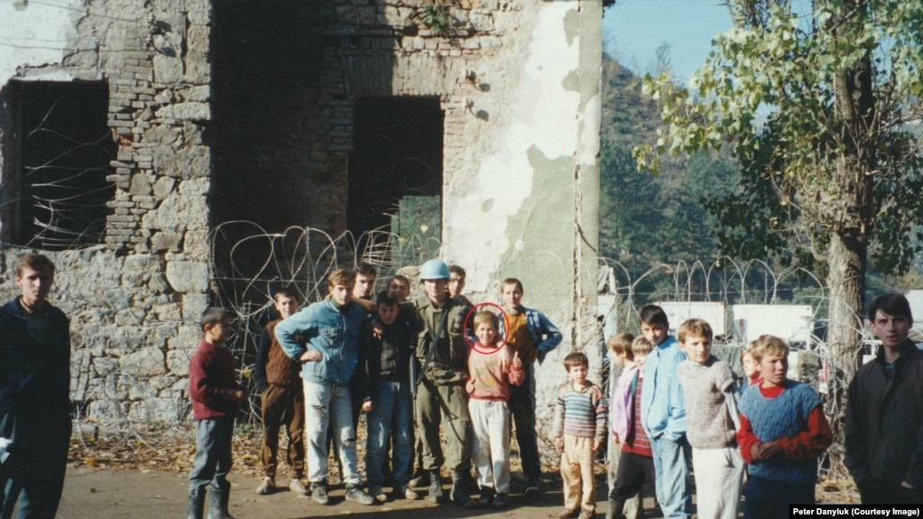 Peter Danyluk sa djecom ispred žičane ograde u Srebrenici. Dječak Nermin je zaokružen crvenim krugom.