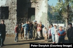 Peter Danyluk sa djecom ispred žičane ograde u Srebrenici 1993. Dječak Nermin je zaokružen crvenim krugom.