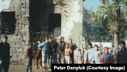 Peter Danyluk sa djecom ispred žičane ograde u Srebrenici. Dječak Nermin je zaokružen crvenim krugom.