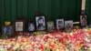 خانواده‌های زندانیان سیاسی عکس عزیزان خود را پشت در بسته خاوران گذاشتند