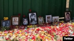 خانواده‌های زندانیان سیاسی عکس عزیزان خود را پشت در بسته خاوران گذاشتند
