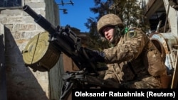 Український військовий стріляє з гранатомета в Бахмуті, 3 березня 2023 року