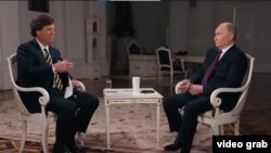 ტაკერ კარლსონი (მარცხნივ) და ვლადიმირ პუტინი. მოსკოვი, 6 თებერვალი, 2024.