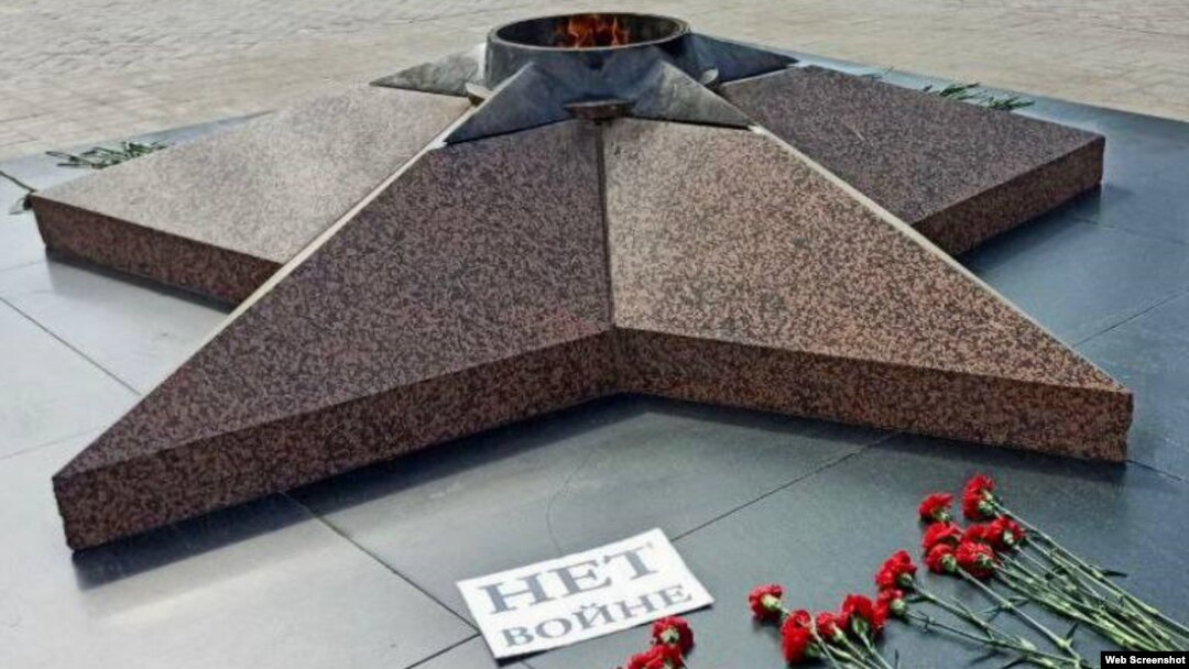 Один из двух антивоенных плакатов, за которые судят Зульфию Ситдикову. Присяжным предстоить выяснить, есть ли в нём "реабилитация нацизма"