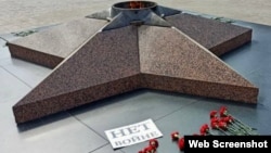Плакат "Нет войне" у Вечного огня, в котором эксперт-психолог нашла "обесценивание действий Красной армии и памятной даты (Дня Победы)"