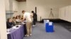 Secție de vot la Bruxelles, la muzeul Autoworld, 9 iunie 2024. Nu se stă la coadă, iar personalul întâmpină și îndrumă fiecare alegător în parte.