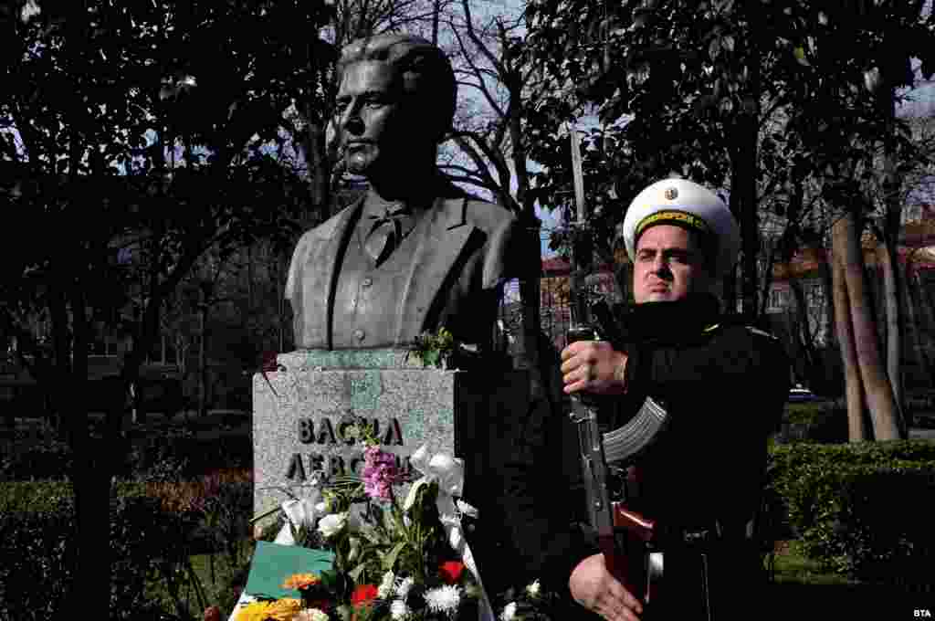В Бургас се проведе тържествен ритуал в неделя пред паметника на Васил Левски в Морската градина. Той&nbsp;започна със заупокойна молитва и завърши с полагане на венци и цветя.