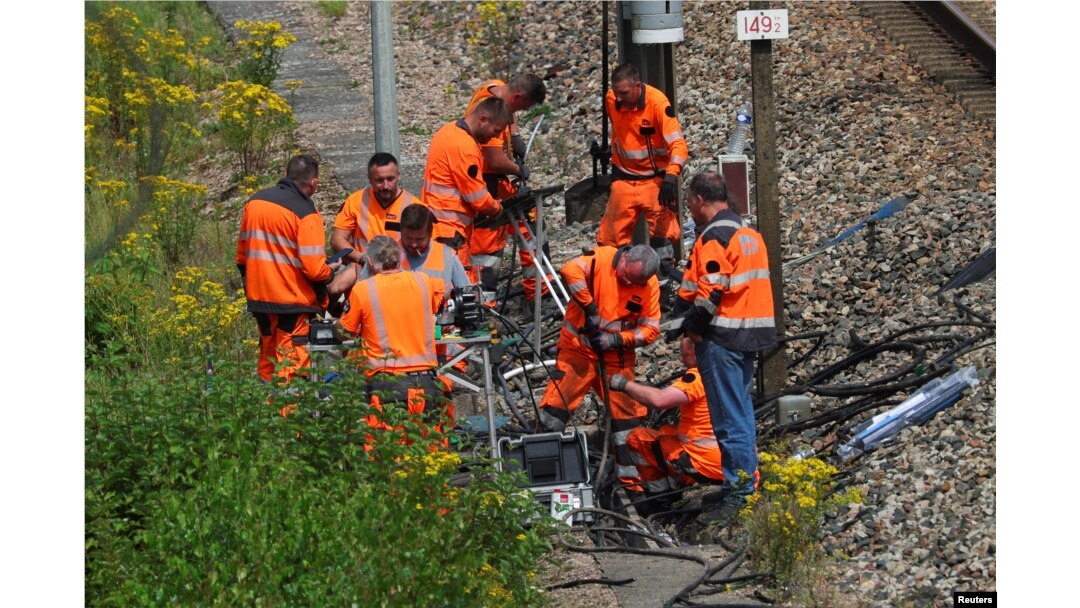Muncitori ai companiei feroviare de stat din Franța, SNCF, în timpul intervențiilor de reparații la linii avariate în urma mai multor atacuri asupra rețelei de căi ferate franceze.
