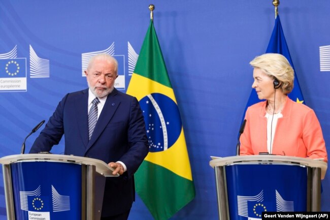 Председатель Еврокомиссии Урсула фон дер Ляйен (справа) и президент Бразилии Луис Инасиу Лула да Силва на саммите "ЕС – Латинская Америка". Штаб-квартира ЕС в Брюсселе, 17 июля 2023 года