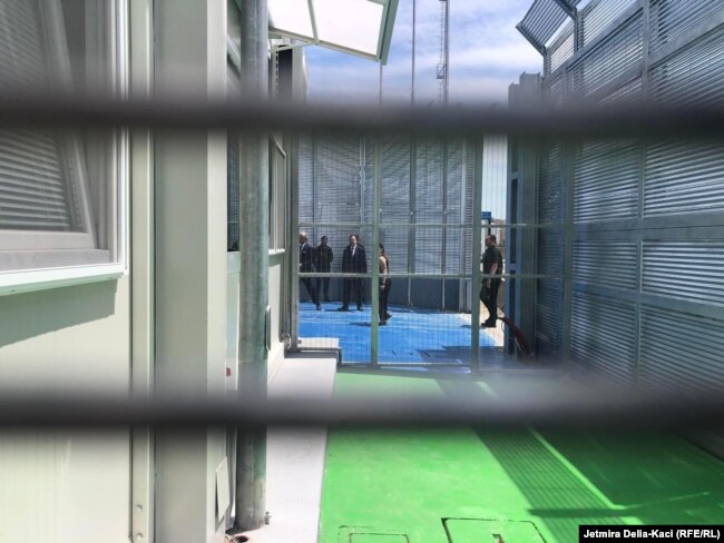 Qendra për pranimin dhe strehimin e emigrantëve në Shëngjin, Shqipëri. Emigrantët e kapur nga Italia në Detin Mesdhe do të mbahen në këtë qendër derisa kërkesat e tyre për azil të shqyrtohen nga autoritetet italiane.