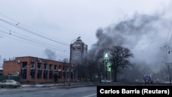 Patlavdan soñ binadan duman köterile, Kıyiv, 2022 senesi martnıñ 1-i
