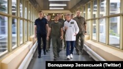Володимир Зеленски заедно с медици в района на Днипро, 27 юли 2023 г.
