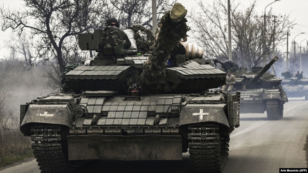 Українські танки Т64 рухаються в напрямку міста Бахмуту. Донеччина, 20 березня 2023 року