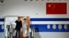  شی جین پینگ، رئیس جمهور چین هنگام ورود به بوداپست پایتخت هنگری 