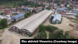 Fabrika za hemijsku preradu plastike u vlasništvu načelnika Opštine Vlasenica u blizini stambenih zgrada, Vlasenica, 2022. godina
