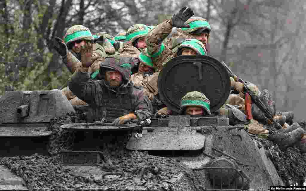 &ldquo;Beteja të përgjakshme të paprecedentë në dekadat e fundit po zhvillohen në mes të zonës urbane të qytetit&rdquo;, tha Serhiy Cherevatiy, një zëdhënës i komandës ushtarake lindore të Ukrainës. &quot;Ushtarët tanë po japin maksimumin e tyre në betejat e përgjakshme dhe të ashpra për të mposhtur aftësinë luftarake (të armikut) dhe për të thyer moralin e tij. Çdo ditë, në çdo cep të këtij qyteti, ata po e bëjnë këtë me sukses&quot;, tha ai për kanalin televiziv 1+1.&nbsp;