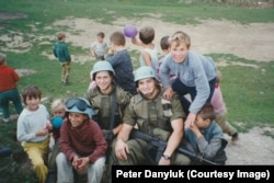 Peter Danlyluk (lijevo) sa kolegom i djecom u Srebrenici 1993. godine