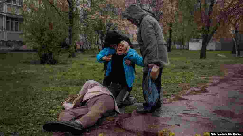 Jana Bacsek 79 éves édesapja, Viktor Gubarev egy orosz aknatámadásban vesztette életét. A nőt élettársa és édesanyja vigasztalja a holttest mellett Harkivban április 18-án Jana és Victor (Alkis Konstantinidis/Reuters)&nbsp;&ndash;&nbsp;World Press Photo:&nbsp; A legjobb egyedi kép, Európa