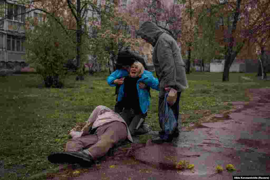 Consoled by her partner, Yevgeniy Vlasenko, and her mother, Lyubov, Yana Bachek cries over the body of her father, Victor Gubarev, who was killed while buying bread during the shelling of Kharkiv, Ukraine, on April 18, 2022. World Press Photo Contest, Europe, Singles:&nbsp;Yana And Victor by Alkis Konstantinidis, Reuters &nbsp;
