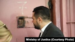 Ministar pravde Krenar Loga razgovara sa zatvorenikom u zatvoru "Idrizovo", septembar 2023.
