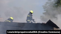 Tűzoltók a halálos orosz bombázás után, 2024. július 3-án Dnyipróban