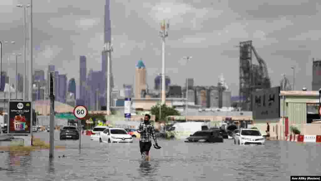 Árvízi látkép Dubajban,&nbsp;a háttérben a Burdzs Kalifa tornyával 2024. április 17-én. Előző nap ritka, özönvízszerű vihar csapott le az Egyesült Arab Emírségekre