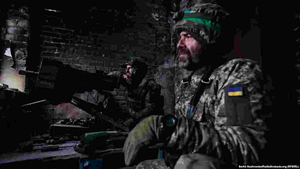 Завязывается бой. Украинские военные сдерживают российские силы, пытающиеся штурмовать город. В городе идут уличные бои