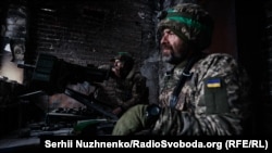 Soldați ucraineni ocupă poziții în orașul Bahmut la 25 februarie.