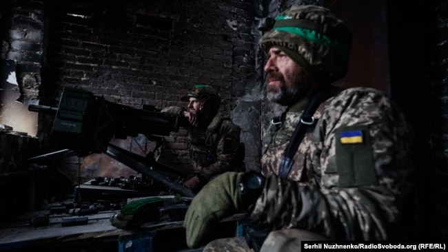 Ukrainian soldiers man positions in the city of Bakhmut on February 25.