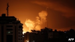 Dim iznad zgrada u Gazi nakon izraelskih zračnih napada na palestinsku enklavu, 6. travnja 2023.