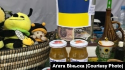 Аґата Віньска продає мед для збору грошей на Байрактар для України. Липень 2022 рік, Польща