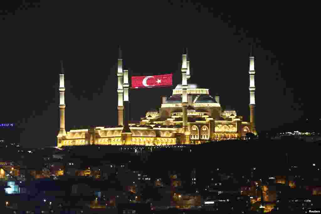 Svjetleća turska zastava između munara Velike džamije Camlica u Istanbulu nakon izborne pobjede CHP-a, 31. marta 2024. Glasači su odlučili promijeniti lice Turske, rekao je čelnik te stranke, Ozgur Ozel.