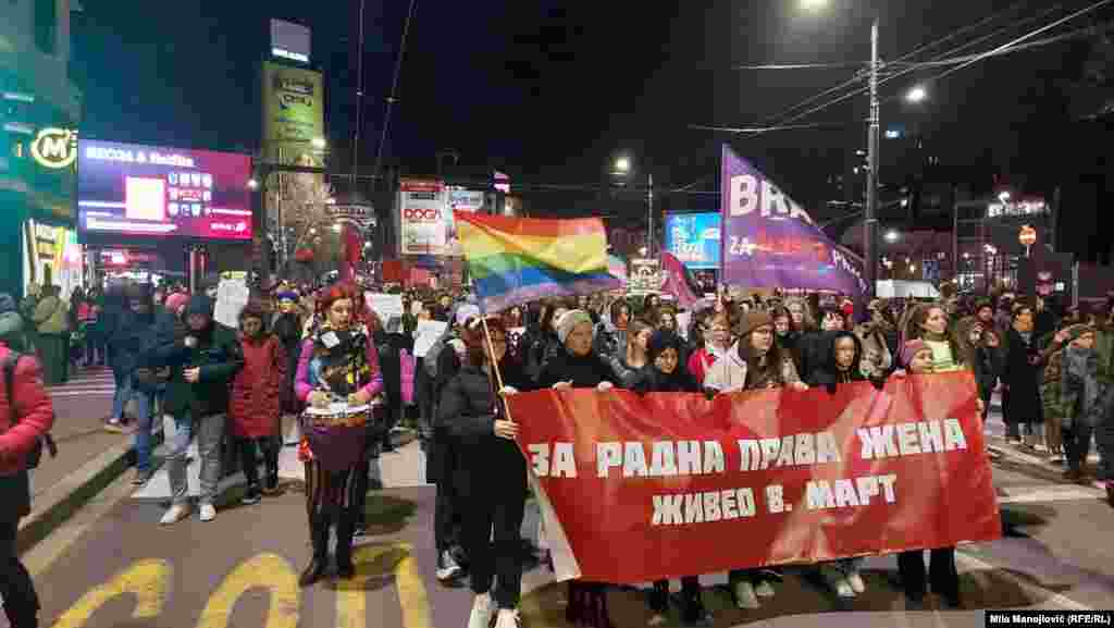 Protestna kolona od Trga Slavija do Trga Republike formirana je u tišini u znak poštovanja prema žrtvama masovne pucnjave u Osnovnoj školi &quot;Vladislav Ribnikar&quot; u Beogradu 3. maja 2023.