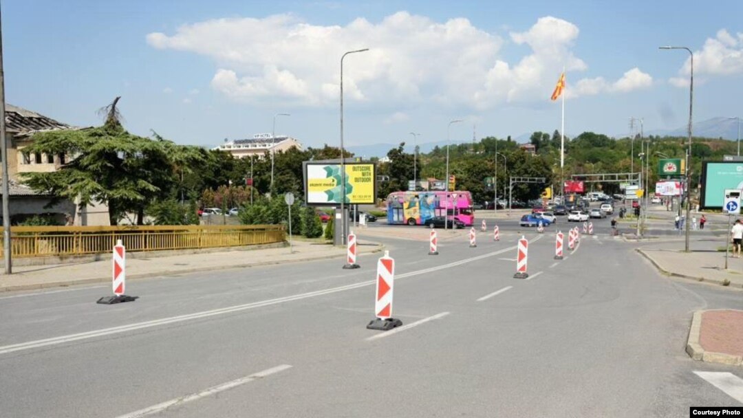 Мостот на булеварот Беласица во Скопје. 