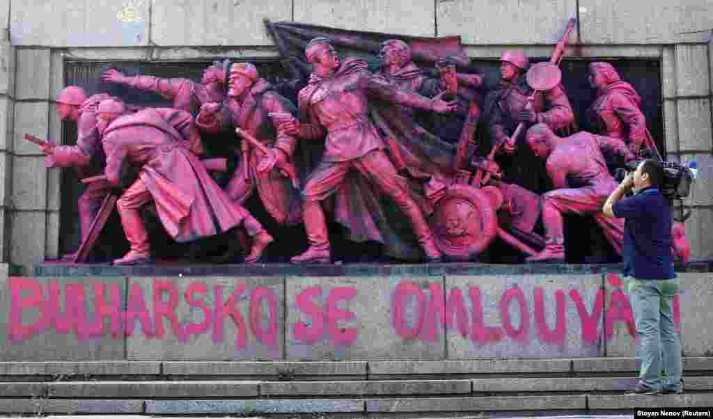 Sovjetski vojnici bili su ofarbani ružičastom bojom uz poruku &quot;Bugarska se ispričava&quot; na bugarskom i češkom jeziku u kolovozu 2013. Vandalizam je očito upućivao na sudjelovanje bugarskog komunističkog režima u slamanju Praškog proljeća pod vodstvom Kremlja 45 godina ranije, 1968.