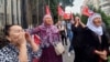 Сторонники оппозиции требуют перед зданием городского суда в Бишкеке освобождения депутата и лидера партии «Бутун Кыргызстан» Адахана Мадумарова, 13 сентября 2023 года. Если поступивший в парламент проект о мирных собраниях будет принят, подобные акции станут невозможными