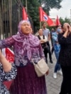 Сторонники оппозиции требуют перед зданием городского суда в Бишкеке освобождения депутата и лидера партии «Бутун Кыргызстан» Адахана Мадумарова, 13 сентября 2023 года. Если поступивший в парламент проект о мирных собраниях будет принят, подобные акции станут невозможными