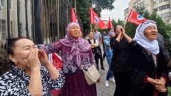 Сторонники оппозиции требуют перед зданием городского суда в Бишкеке освобождения депутата и лидера партии «Бутун Кыргызстан» Адахана Мадумарова, 13 сентября 2023 года. Если поступивший в парламент проект о мирных собраниях будет принят, подобные акции станут невозможными
