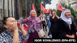 Сторонники оппозиции требуют перед зданием городского суда в Бишкеке освобождения депутата и лидера партии «Бутун Кыргызстан» Адахана Мадумарова, 13 сентября 2023 года. Если поступивший в парламент проект о мирных собраниях будет принят, подобные акции станут невозможными