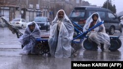 تصویر آرشیف : بارش روی یکی از جاده های کابل 