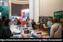 На книжном фестивале на ВДНХ «Книжкова країна». Киев, 25 апреля 2024 года