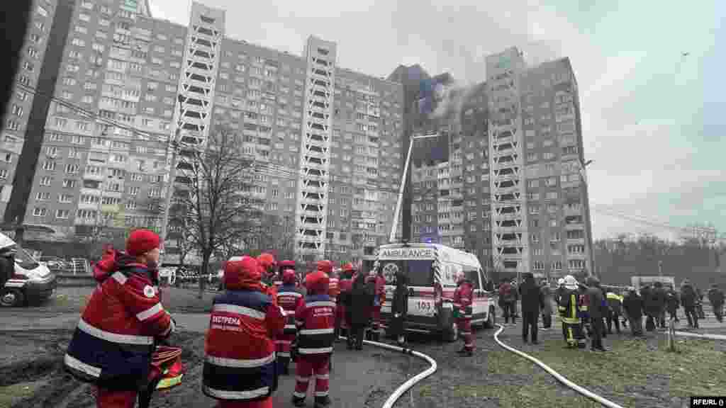 Рятувальники ДСНС гасять пожежу в багатоповерхівці у Голосіївському районі Києва,&nbsp;спричинену, зауважують, російським ракетним обстрілом,&nbsp;7 лютого 2024 року. Українська влада заявила, що російські війська 7 лютого обстріляли шість областей України, зокрема й місто Миколаїв. Там у результаті обстрілу загинув чоловік й були пошкоджені близько 20 житлових будинків, а також цивільна інфраструктура, заявив очільник області Віталій Кім