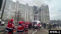 Украинские спасатели тушат пожар, возникший в поврежденном во время российского ракетного удара жилом многоэтажном здании. Киев, 7 февраля 2024 года