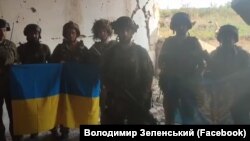 Украински войници се снимат в южното украинско село Старомайорск.