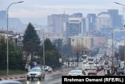 Rrugë në Prishtinë e ngarkuar me automjete.