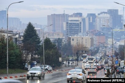 Rrugë në Prishtinë e ngarkuar me automjete.