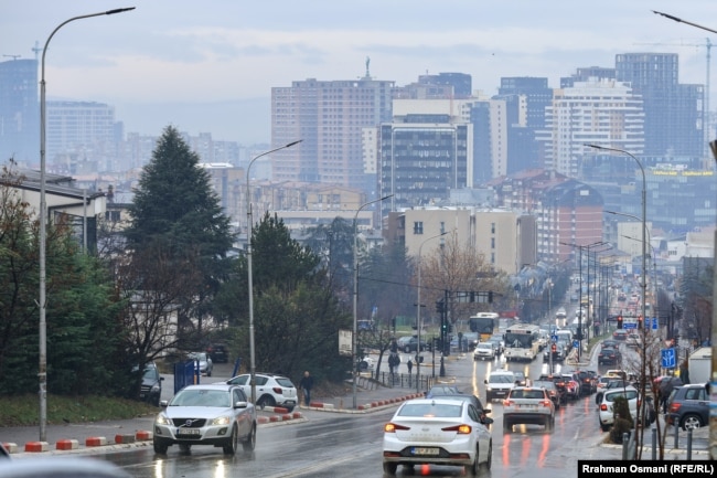 Rrugë në Prishtinë e ngarkuar me automjete. (Foto: Rrahman Osmani/Radio Evropa e Lirë)