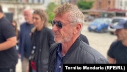 Напередодні американське видання New York Times повідомило з посиланням на свої джерела, що Шон Пенн пропустив вручення «Оскара» через поїздку до України